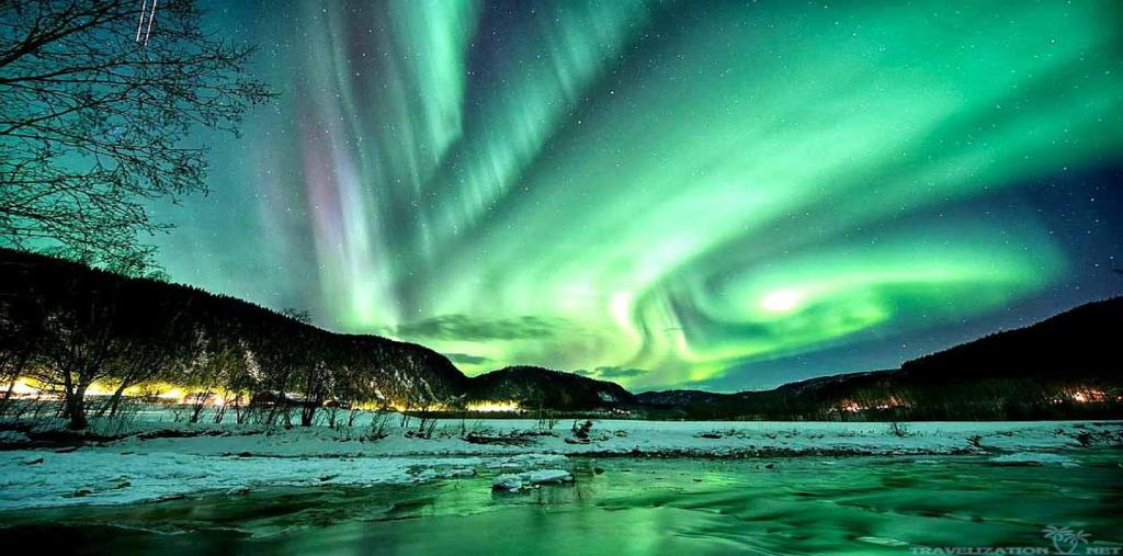 The Sun Solar winds: at the N & S Poles, some charged particles from the sun collide with gases in the atmosphere and create light shows