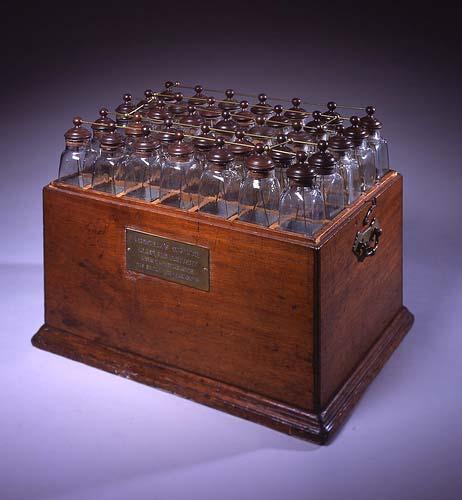 Popula design fo ealy capacitos the Leyden Ja In 1745, the Leyden Ja (o Leyden Bottle) was invented by Ewald Jügen von Kleist (1700-1748).