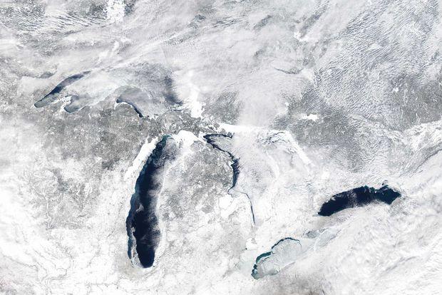 2014 2015 Last winter 92% of the Great Lakes were covered with ice and the ice