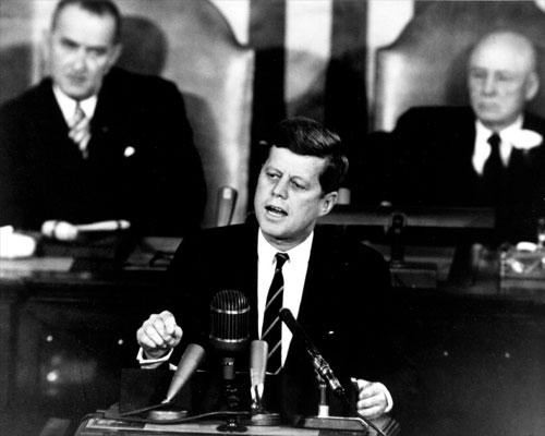 President Kennedy Challenges the Nation We choose to go to the moon! May 25, 1961 President John F.