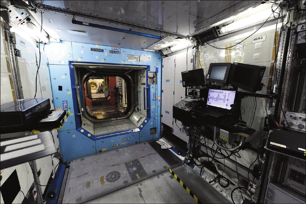 The astronauts train life in the outer orbit in the full-scale model of