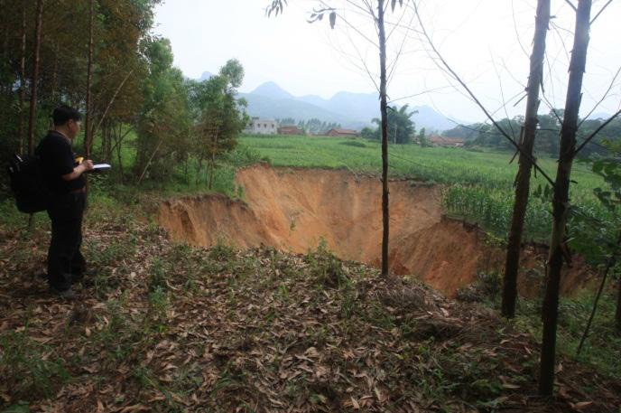 Figure 5. Sinkhole no. 3 with unstable walls. Lei et al., 2013). Earthquakes and the water hammer effect may also have caused fractures in many houses and the Jili Dam (Figures 6 and 7).