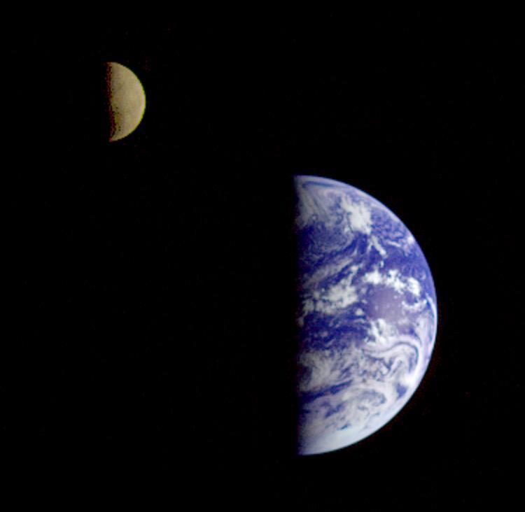 How does this photo of an illuminated Earth & Moon