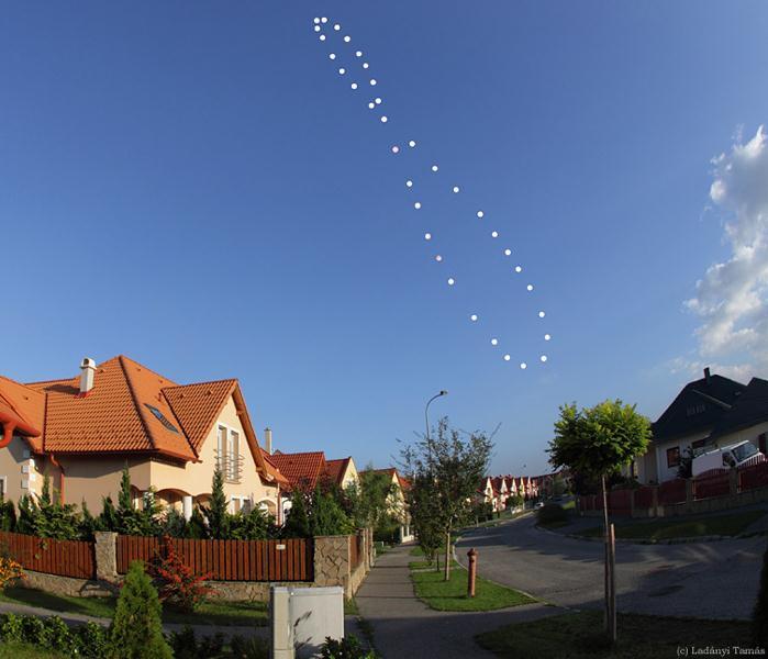 The positions of the Sun at the 2010 solstice dates are at the upper (June 21) and lower (December 21) extremes of the analemma curve.