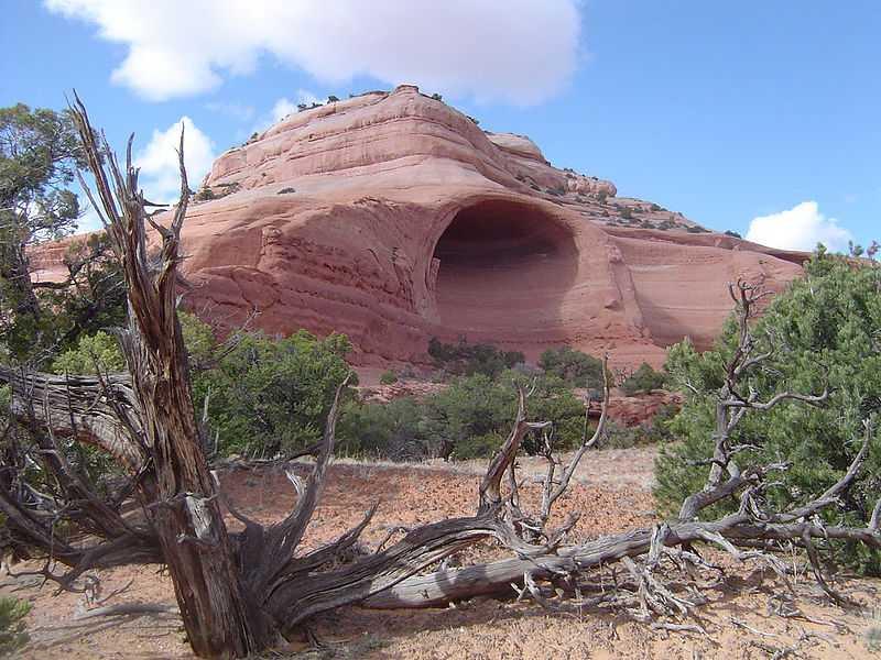 Wind-eroded alcove near