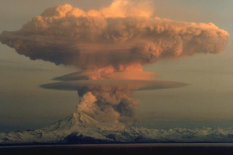 Explosive Eruptions Explosive volcanic eruptions can be catastrophic Erupt 10 s-1000 s km 3 of magma Send ash clouds >25 km into the stratosphere