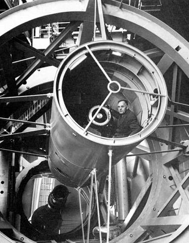 Two kinds of telescopes: reflectors In the old days, the astronomer had to