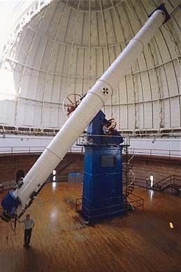 Two kinds of telescopes: refractors The problem is that it s hard to build a really big lens, and then the