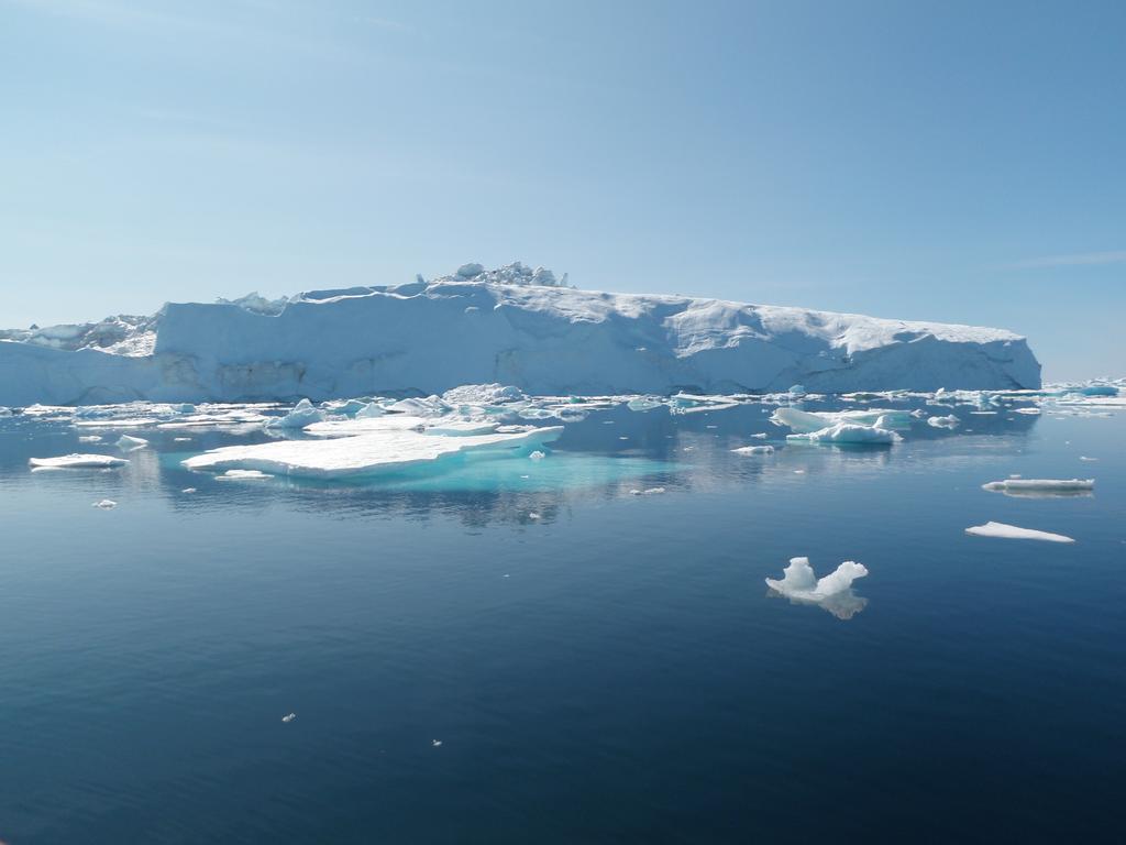 The State of the cryosphere Module Outline Ice, in all its forms, plays a critical role in the Earth s Climate System from the equator to the Polar Regions.