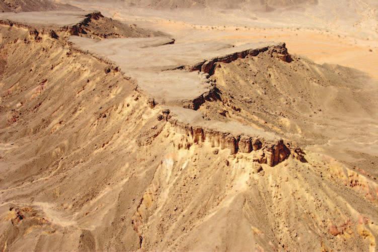 Geomorphology 157 Figure 6.26 A less often seen view of the southern section of Tuwaiq Escarpment shortly before it disappears under the sands of the Rub al Khali (Photo: author).