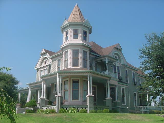 Part 1: Location Information Victorian House Inn Weatherford Texas Part 2: Location History The Victorian House Inn was built 107 years ago by a wealthy grocery supplier in Weatherford Texas.