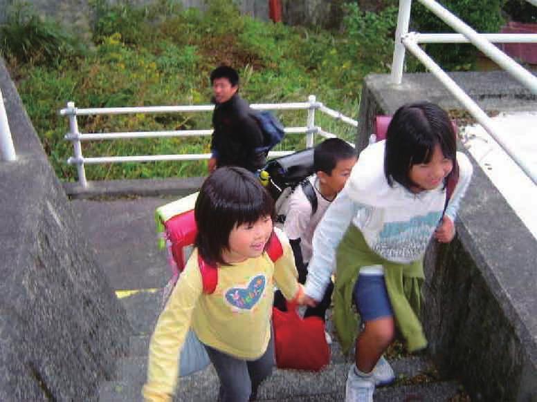 Evacuation drills conducted on the way back home from school Former Taiki Town, Mie Prefecture Informative brochure To effectively promote residents' understanding of