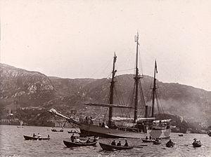 1 The Ekman layer Fridtjof Nansen, Norwegian explorer: Fram: ship 1893-1896 expedition; Icebergs: 20-40 to the right of wind Walfrid Ekman, Swedish physicist, (1905) : Explained Nansen s observation