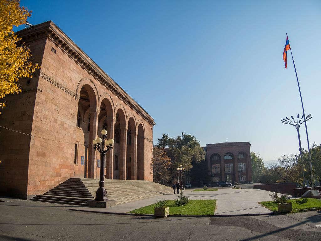2 CONFERENCE VENUE Round Hall of Presidium of Armenian National Academy of Sciences The Field Workshop will visit three outcrop locations in southern Armenia where the Permian-Triassic boundary is