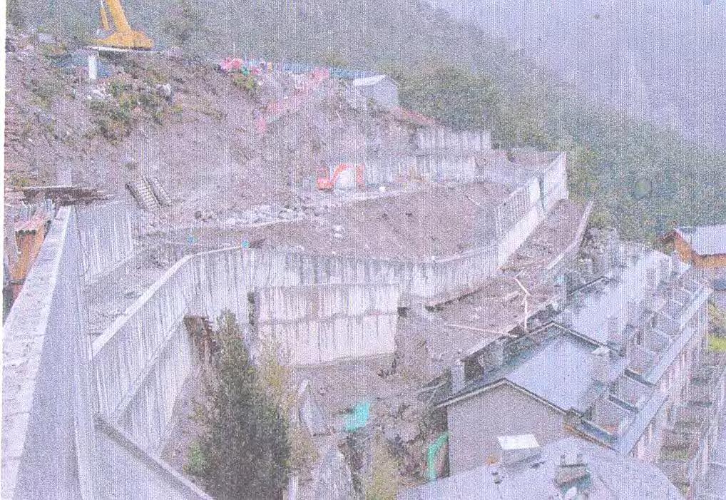 Case study: Multiple wall failure in Les Costes, Andorra Upper wall Traza aproximada de la sección AA Intermediate