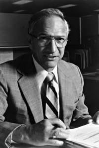 Robert Noyce, 1927-1990 Nicknamed Mayor of Silicon Valley Cofounded Fairchild Semiconductor in