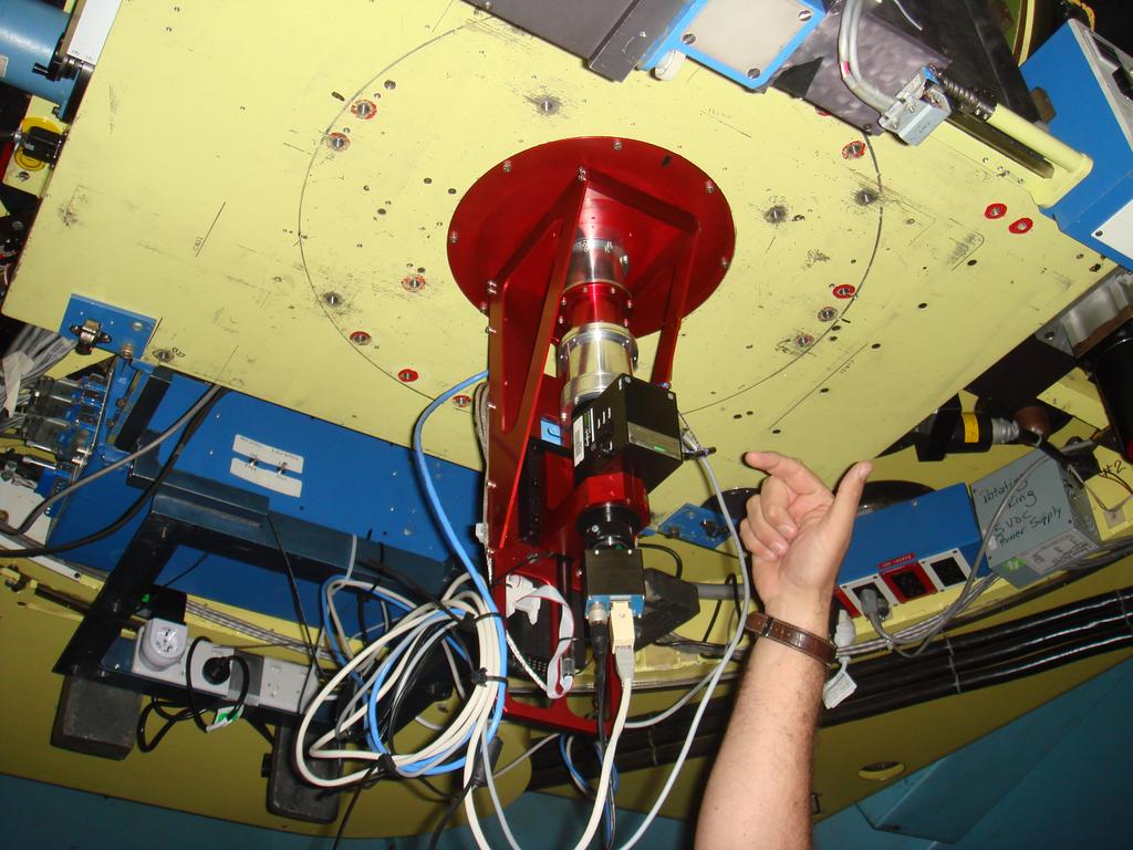 Figure 1. Left: SLODAR attached to the 2.5-m dupont telescope. Right: LuSci attached to the Manquis Ridge DIMM tower.