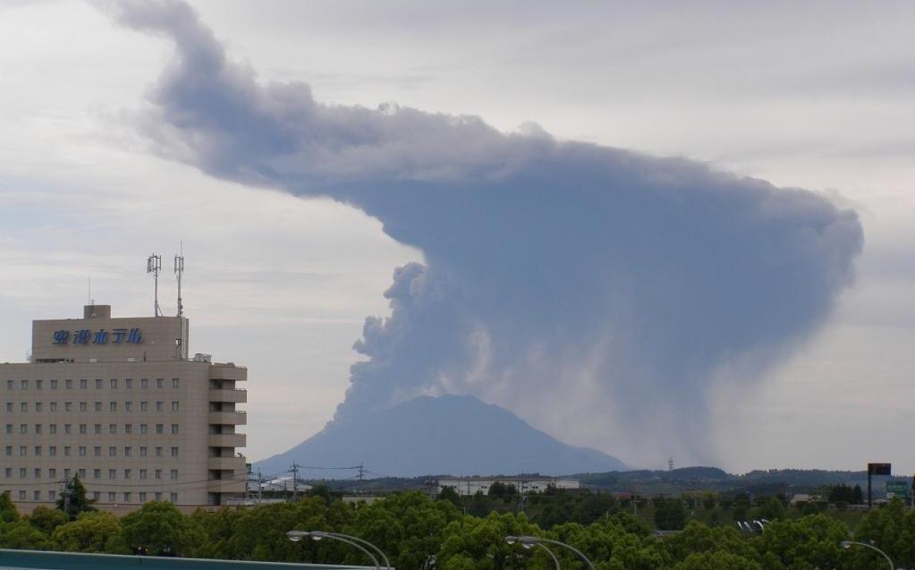 Volcanic Ash Operations in Japan Kagoshima Airport Distance ; 25 km Direction 200 VOR/DME Final approach fix at 3,100ft Sakura-jima is an active volcano ~1,000 eruptions in past year Kagoshima