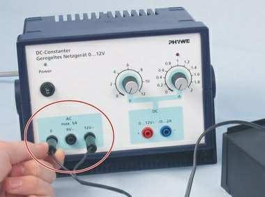Procedure Connect the light bob to the power supply (12 V AC) and switch it on. Fig.