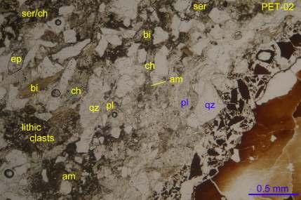 20 PET-02: Contact between arkosic sandstone (detrital quartz, feldspars, amphibole and biotite partly altered to chlorite, minor epidote, in