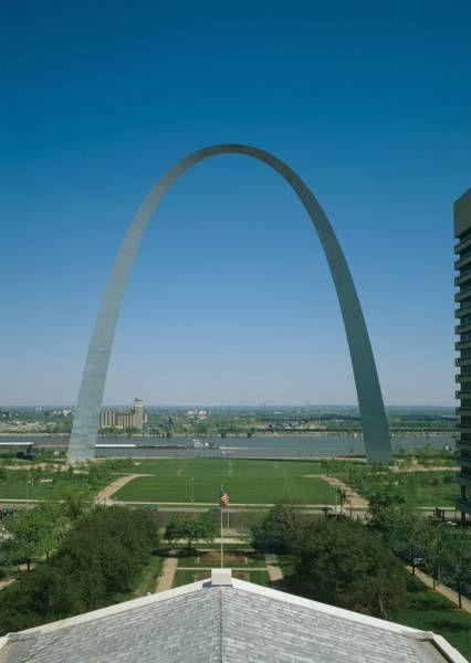 Sujet 3 The Gateway Arch in St Louis, Missouri, was built as a monument to commemorate the pioneering spirit of the explorers who forged the westward expansion of the United States.