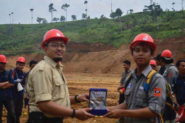 Picture 1.1 Group Photo with Participant at Fieldtrip Epithermal Low Sulphidation Gold Deposit in Cikondang, Cianjur Picture 1.2 Awarding for Mr. Kurnia Arfiansyah 2.