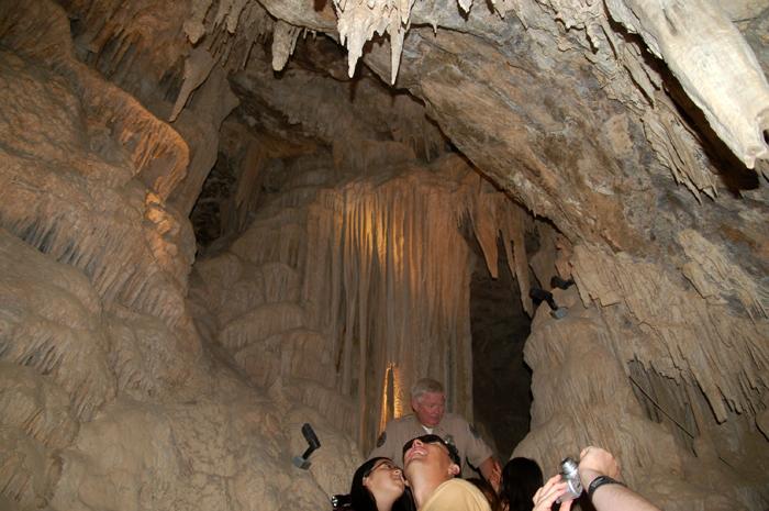 Water dripping from the ceiling of a cave quickly loses carbon dioxide to the atmosphere, favoring the formation of travertine.