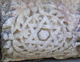 Pri zvezdi v Kapernaumu (Slika 26) vidimo, da gre za prepletanje ravnih trikotnikov. Iz nje tudi izhaja simbol Izraela. Slika 26: Zvezda iz Kapernauma.