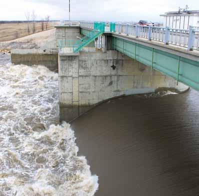 During the majority of floods, the floodway is operated to ensure that the water level south of the city is maintained at the natural level that is the level that would occur if the flood control