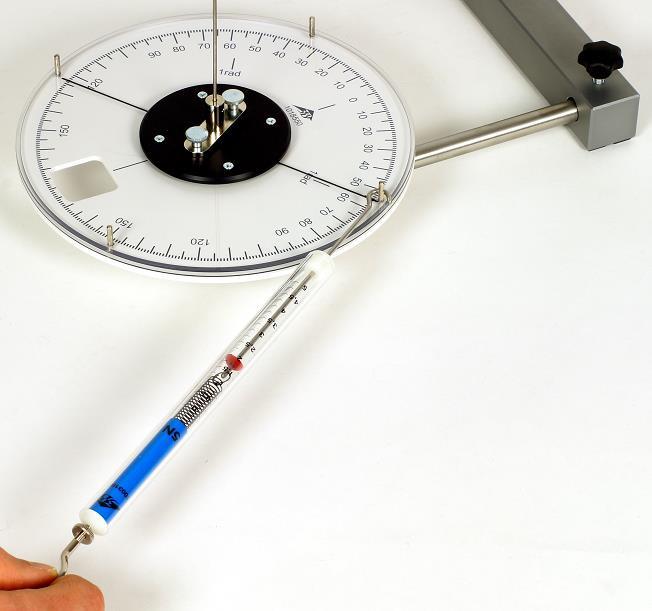 7. Operation 7.1 Static measurement For the static measurement, a force acting tangentially upon the pendulum disc is applied by means of a spring dynamometer.