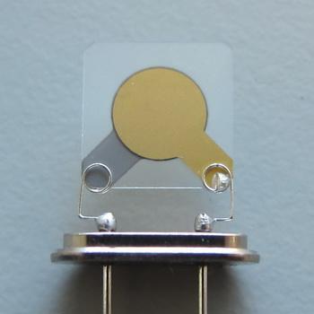 The two pins of the quartz crystal are then inserted into this box unit through the two pin holes labelled [I] and [Q]to complete the setup.