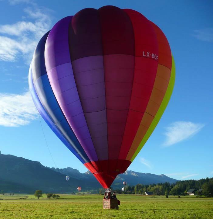 H o t B a l l o o n Group size: Season: Location: Duration: Notes: Up to 60 participants Between 4 and 12 persons per balloon April to October From Geneva, Rolle or Lausanne (From 30 minutes from the