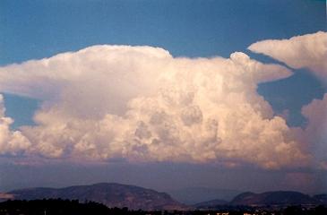 Cumulonimbus (Cb) If a cumulus congestus continues to grow it may become a