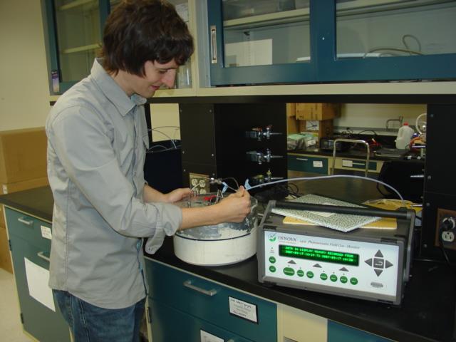The pressure changes that occur upon periodic or pulsed sample heating can be detected by using a microphone to monitor the acoustic wave.
