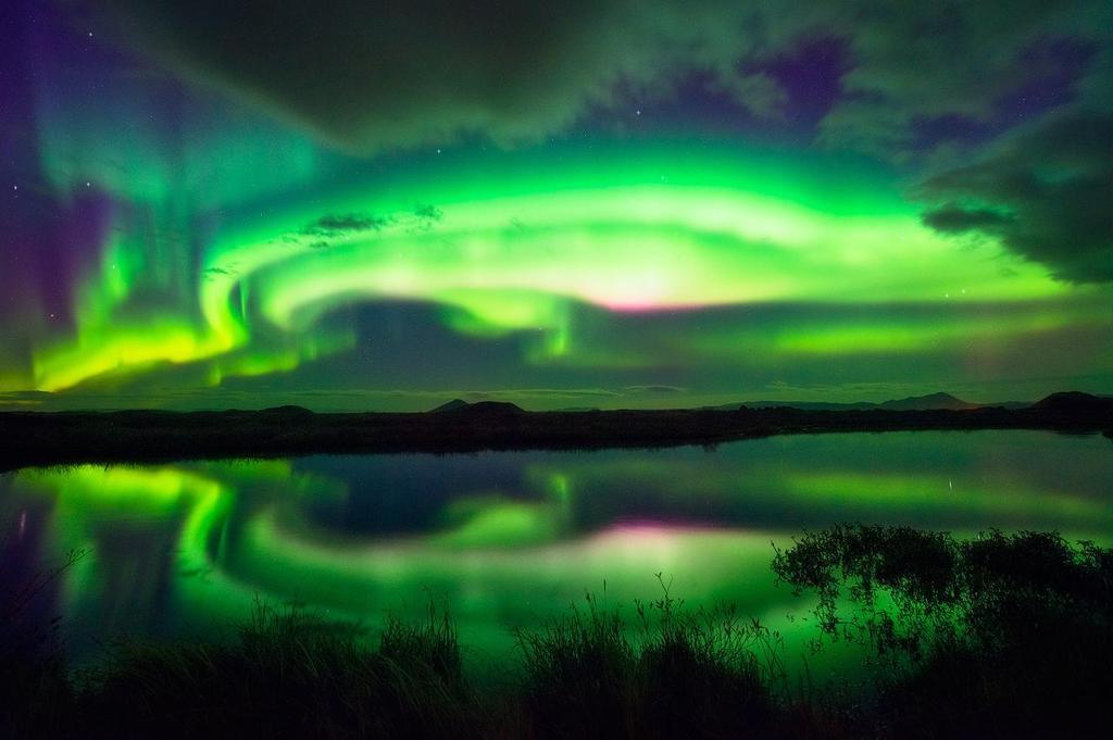 Aurores Boréales Auroras are the result of collisions between gas particles in the Earth s atmosphere and charged particles coming from the