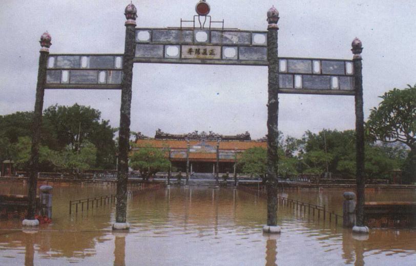 I. Motivations Region of study: Central Vietnam Vulnerability to natural disaster & climate change Heavy rainfall and flood event occurred in 9 provinces in Central Vietnam in Nov 1999: