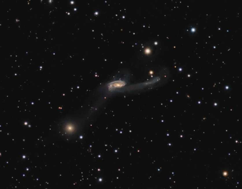 Arp 102B Elliptical galaxy (E0), d = 104.9 Mpc (z = 0.02, 490pc/ ).