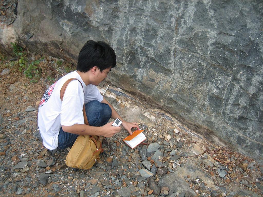A B Altered porphyritic andesite C (hanging wall) Quartz, 1 cm Siderite, 2.5 cm Sulphide (galena), 3.5 cm Siderite, 2.5 cm Quartz, 3.