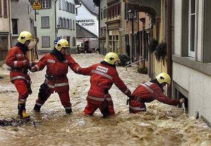 Cost/loss based decisions difficult to apply in decision making In many countries firefighters are volunteers that are called from regular jobs to help with flood protection.