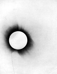 Meritve odklona lege zvezd ob Sončevem mrku v bližini Sonca (pod vplivom gravitacije), ki jih je opravil Eddington leta 1919, so prepričale cel svet, da so sprejeli splošno relativnost.
