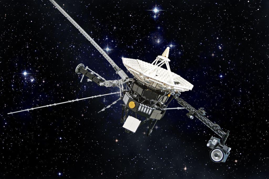 Satellites Voyager 2 space flew