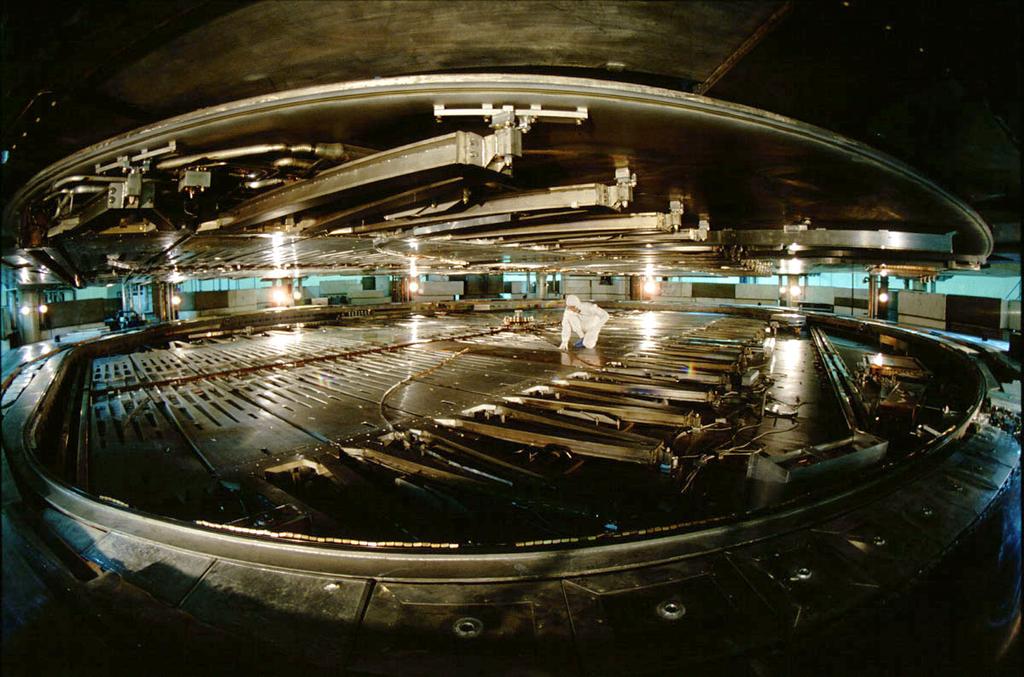 The World s Largest Cyclotron - TRIUMF Neil Alberding (SFU