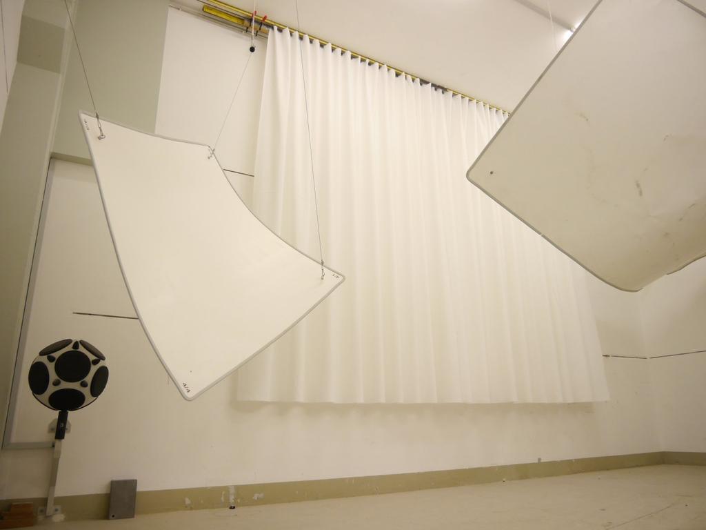 Fabric UDINE, Création Baumann Figure B.1. Flat arrangement, test object mounted in the reverberation room.