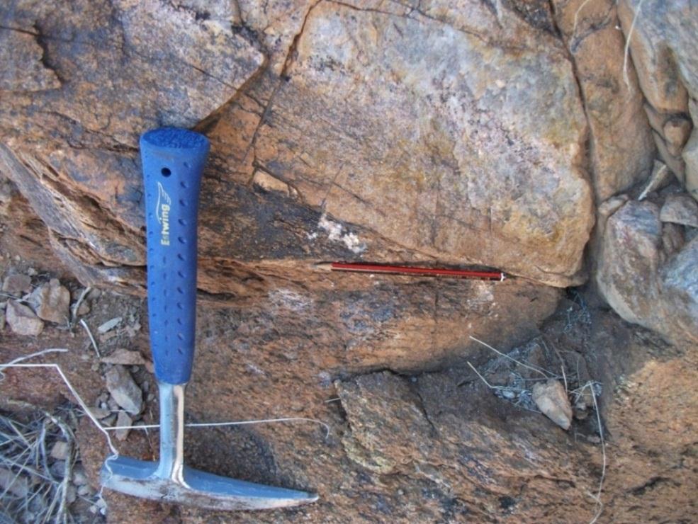 Quartzite Biotite Gneiss Figure 4.6 Quartzite-Biotite Gneiss Contact indicated by the red dotted line (hammer= 35cm) 4.2.