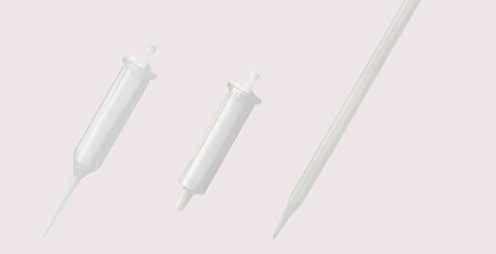 The Eppendorf Varitips S for 2.5 ml to 10 ml form a system with the Maxitip. This system can be used for aspirating liquids from tall, narrow-neck vessels.