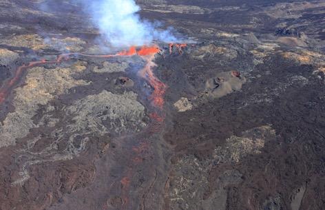 The five eruptive fissures remained active simultaneously during the first hours of the eruption with lava fountains of ~30 m height.