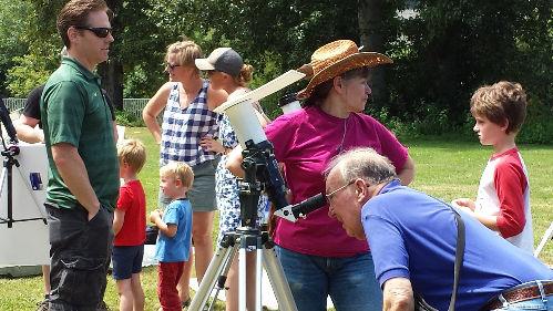 Ken Martin and Bob Andersen with Ken and Diane s scope. hand, and Leticia Montoya was able to spot Venus by eye and aim the scope at it, allowing everyone a look at the planet s half phase.