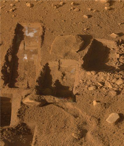 Figure 9.28 The Phoenix lander scooped up soil samples, revealing ice under the polar dust.