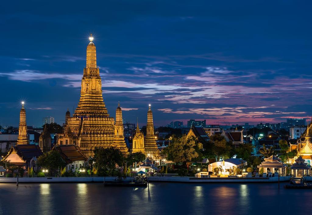 W A T A R U N T e m p l e o f D a w n One of Bangkok s most famous landmarks, Wat Arun is best known for its massive prang, a tower on the Chao Phraya river bank built in Khmer architectural style.