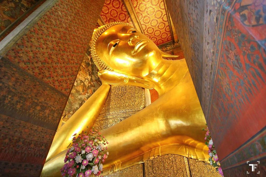 W A T P H O T e m p l e o f t h e R e c l i n i n g B u d d h a One of the largest temple complexes in the city and famed for its giant reclining Buddha measuring 46 meters long and covered